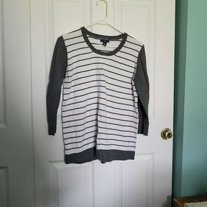 gap grey and white shirt